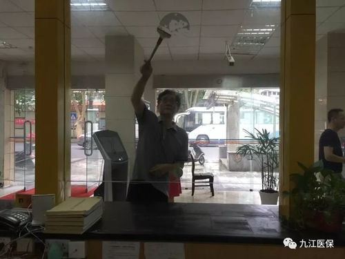 市醫(yī)保局開展服務(wù)大廳環(huán)境整治,助力 三城同創(chuàng) 工作